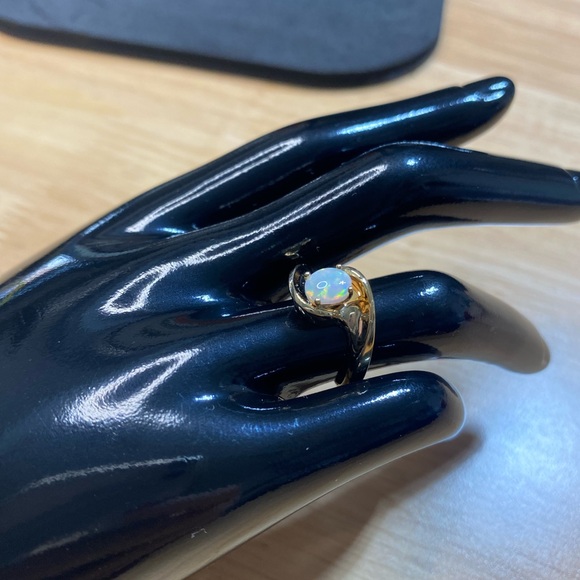 14 karat Yellow Gold and Australian Opal Ring - Picture 10 of 13